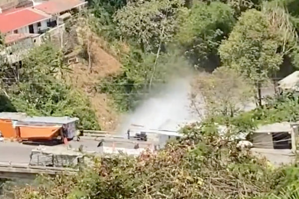 Demolerán viviendas construidas en las cercanías de la tubería matriz rota en El Hatillo