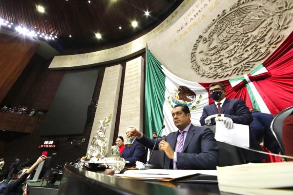 Diputados mexicanos rechazan polémica reforma eléctrica de López Obrador