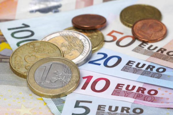 El euro sube frente al dólar tras la mejora del ánimo en los mercados