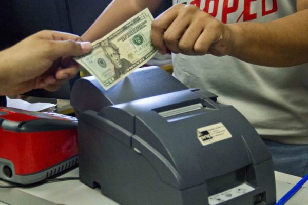 El IGTF no incentiva a dejar el uso del dólar sino a permanecer en la informalidad, afirma economista