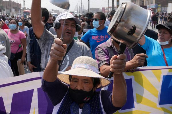 «Comer arroz con huevo es un lujo»: las alzas de precios angustian a los peruanos