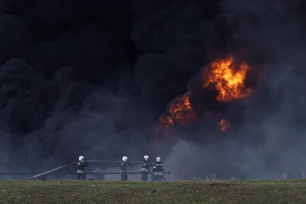 Rusia bombardea una refinería de petróleo en el este de Ucrania