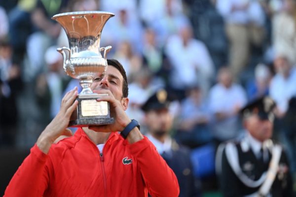 Djokovic gana por sexta vez en Roma al derrotar a Tsitsipas en la final