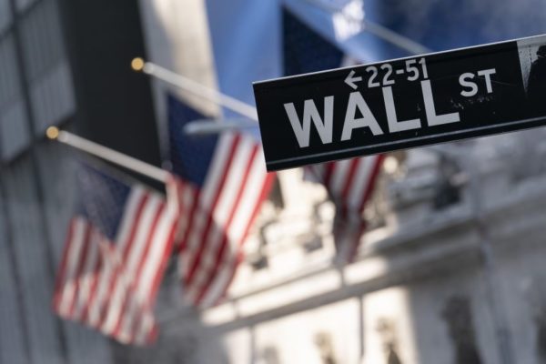 Wall Street abre en rojo tras su primera semana de ganancias en dos meses