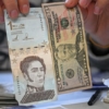 El bolívar se devalúa un 6 % frente al dólar en el último mes