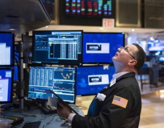 Wall Street abre en verde animado por Amazon, Apple y las petroleras