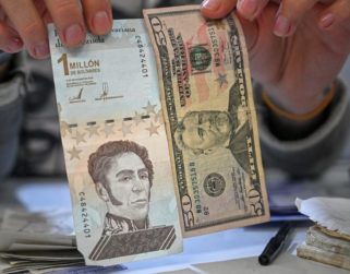 El bolívar se devalúa un 6 % frente al dólar en el último mes