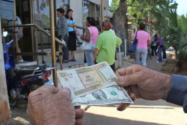 Banco Central de Cuba niega estar vendiendo dólares estadounidenses