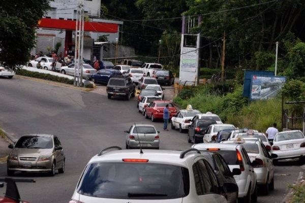 Largas colas de vehículos para surtir gasolina comienzan a disminuir