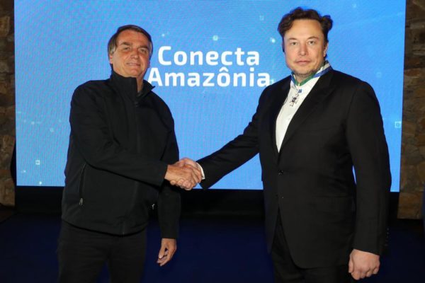 Musk lanza satélite para ampliar internet en Amazonía con aval de Bolsonaro