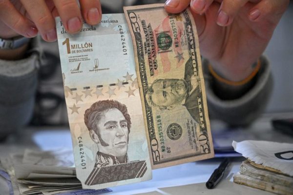 El bolívar se devalúa un 6 % frente al dólar en el último mes