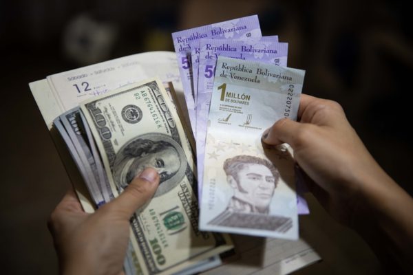 La moneda de Venezuela se devalúa un 3,7 % frente al dólar en los últimos 30 días