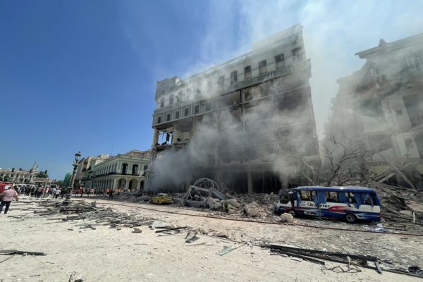Fuerte explosión en hotel céntrico de La Habana deja heridos
