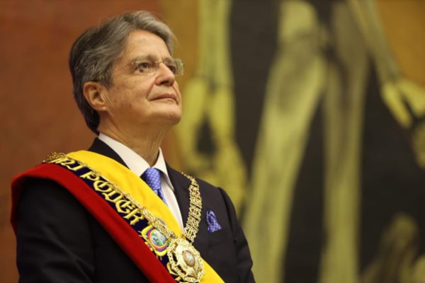 Presidente de Ecuador baja precios de combustibles sin contentar a indígenas