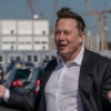 Elon Musk exige a empleados de Tesla volver al trabajo presencial o marcharse