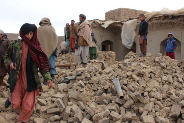 Elevan a 920 los muertos y 600 heridos por terremoto en Afganistán