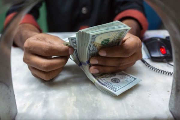 Dólar paralelo mantuvo su incremento moderado y cerró en Bs.5,47