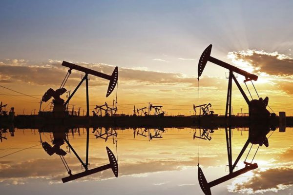 El petróleo de Texas baja un 0,3 % y cierra en 118,50 dólares el barril