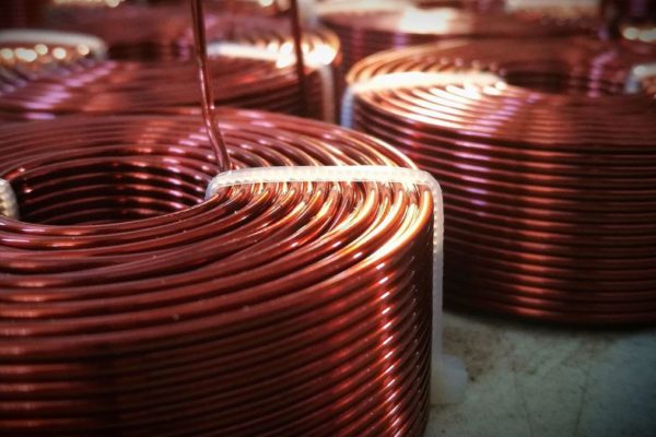 Electrificación de la economía mundial podría estar en riesgo por déficit de cobre