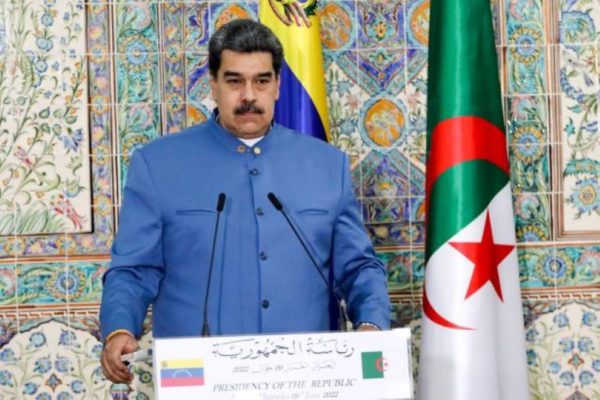 Nicolás Maduro llega a Irán luego de su visita a Argelia