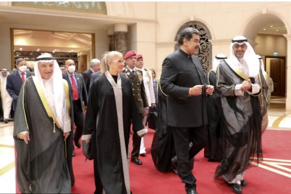 Maduro continúa su gira y arriba este lunes a Kuwait