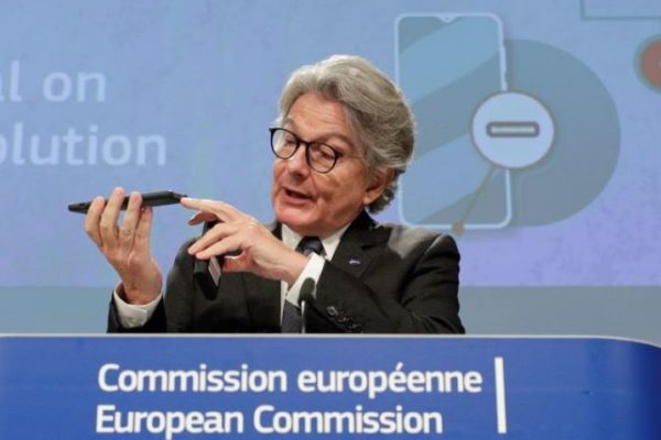 La UE acuerda adoptar el cargador único para dispositivos portátiles en 2024