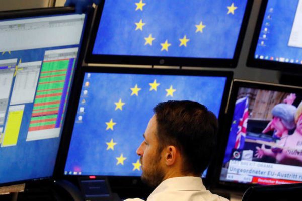 Las bolsas europeas abren al alza en una sesión sin referencia de Wall Street