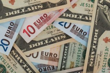 D&oacute;lar oficial cerr&oacute; la semana moderado en Bs.344,51 mientras el euro super&oacute; los Bs.400