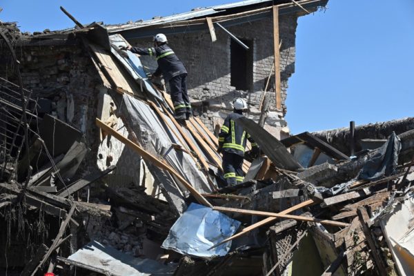 Siguen los incesantes bombardeos rusos en el este de Ucrania, que espera nueva ayuda de EEUU