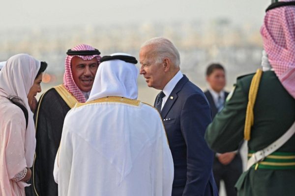 Joe Biden llega a Arabia Saudita en busca de petróleo