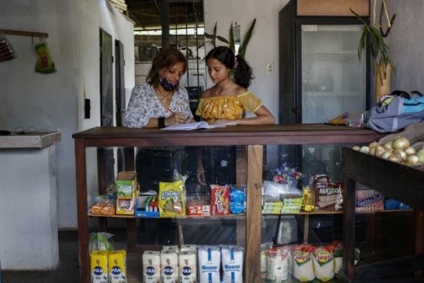 Escuelas privadas «paralelas» aumentan para cubrir déficit de educación pública