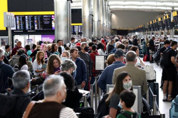 Principal aeropuerto de Londres pide a las aerolíneas dejar de vender boletos