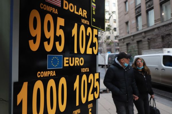 Dólar marca nuevo máximo en Chile y Banco Central no descarta intervención