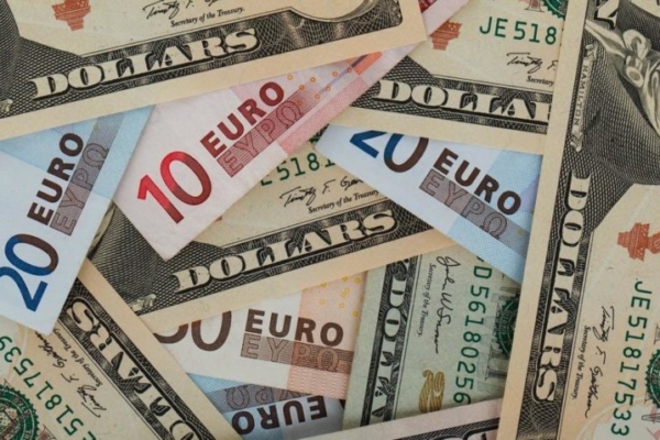 Euro cae por debajo de 1,0550 dólares tras los datos de inflación de EEUU