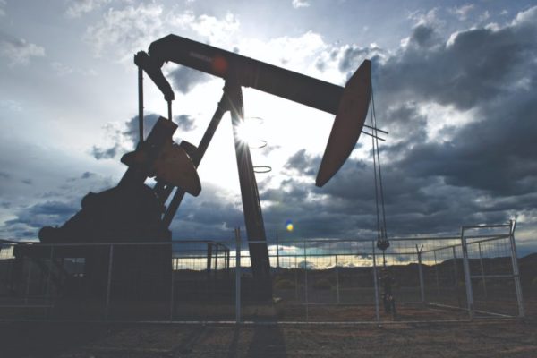 El petróleo de Texas sube un 2,3 % y cierra en 98,62 dólares el barril