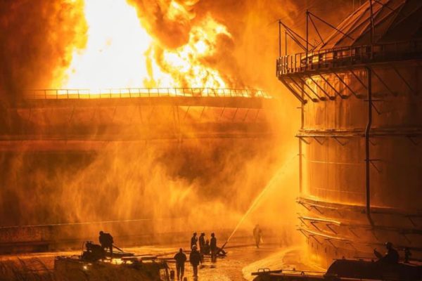 Las llamas no han llegado al tercer depósito: Segundo tanque petrolero colapsó por el incendio en Cuba