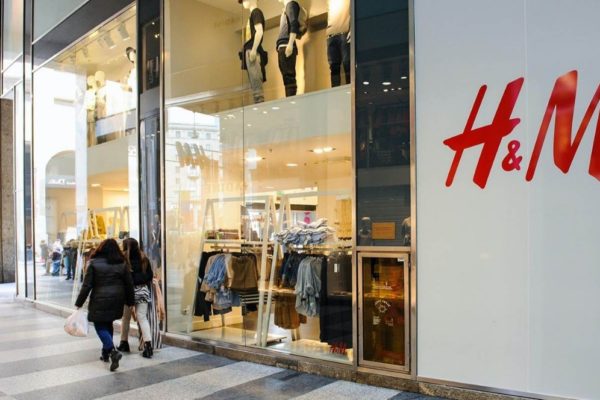 H&M reabre tiendas en Rusia y provoca grandes colas