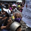 Zapatos rotos y cacerolas vacías: empleados públicos marcharon por «salarios justos» en Venezuela