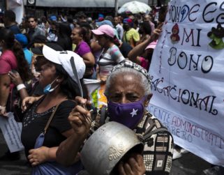 Zapatos rotos y cacerolas vacías: empleados públicos marcharon por «salarios justos» en Venezuela