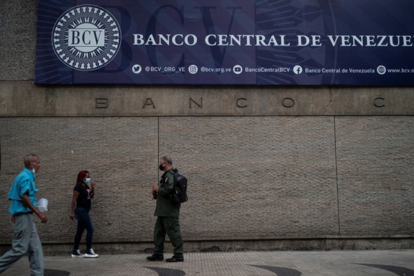 BCV mantiene el pulso contra fuerte alza del dólar con intervención de US$25 millones este #12Ene