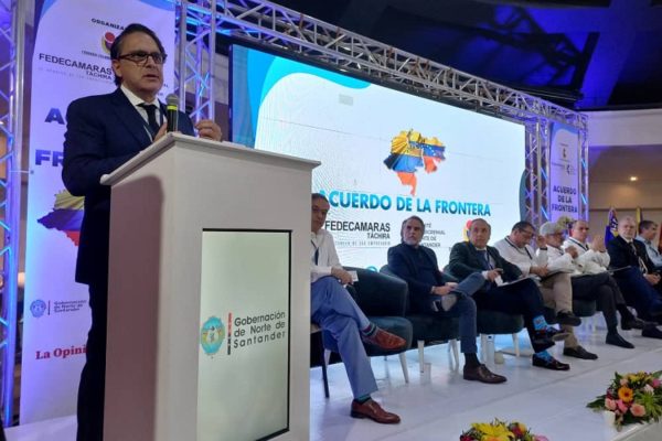 Apertura comercial «requiere de reglas que nos ayuden a garantizar la formalidad y la estabilidad»