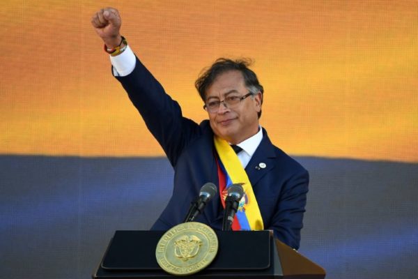 Petro arranca mandato con polémica: ofrece «paz total» y confirma dura reforma tributaria
