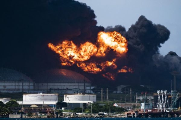 Cuatro contenedores fueron arrasados: Bomberos controlaron el incendio en tanques de crudo en Cuba