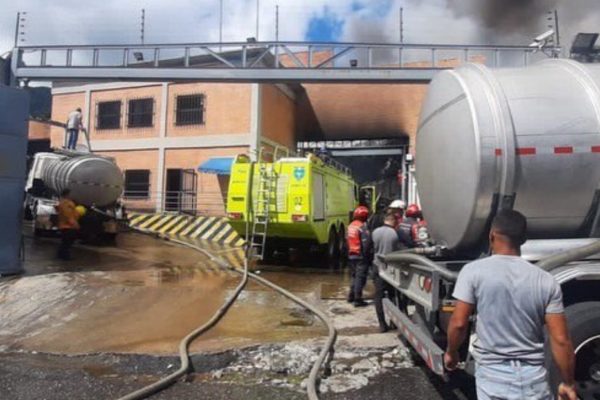 Gobierno repondrá insumos médicos que estaban en el deposito incendiado del IVSS