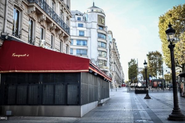 París comienza a multar a comercios que dejan sus puertas abiertas