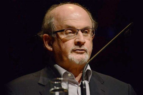 El escritor Salman Rushdie en estado grave tras ser apuñalado