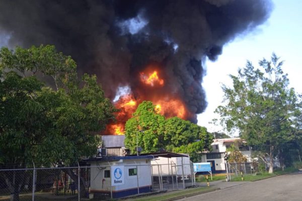 Reportan incendio de gran magnitud en fábrica de pinturas en los Valles del Tuy