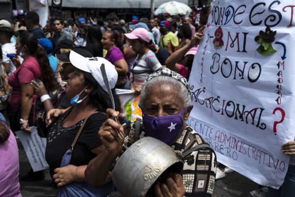 Zapatos rotos y cacerolas vacías: empleados públicos marcharon por «salarios justos» en Venezuela