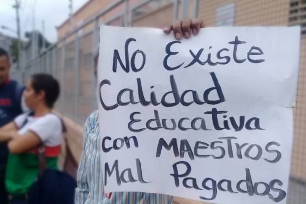 Docentes cobrarán aguinaldo fraccionado en tres partes a partir de este martes #04Oct