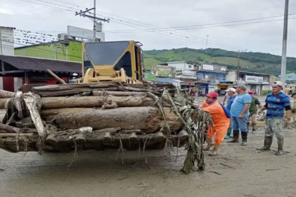 Desbordamiento del Río Socopó afecto zona comercial en Barinas